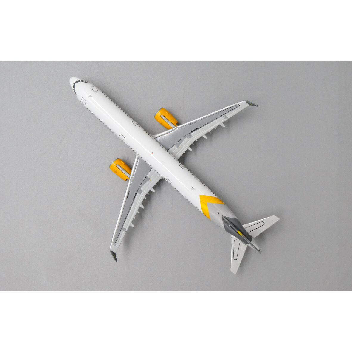 トランスアジア航空 A321 スケール1:100とVair 飛行機模型-