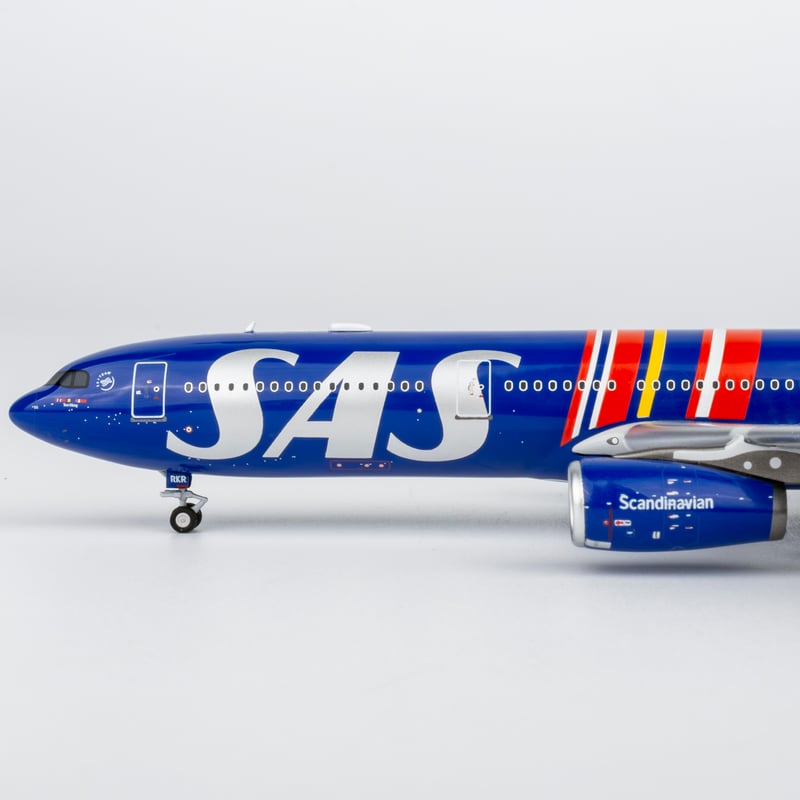 SAS A330-300 LN-RKR 80周年記念塗装 1/400 スタンド付 1/400 A330-300