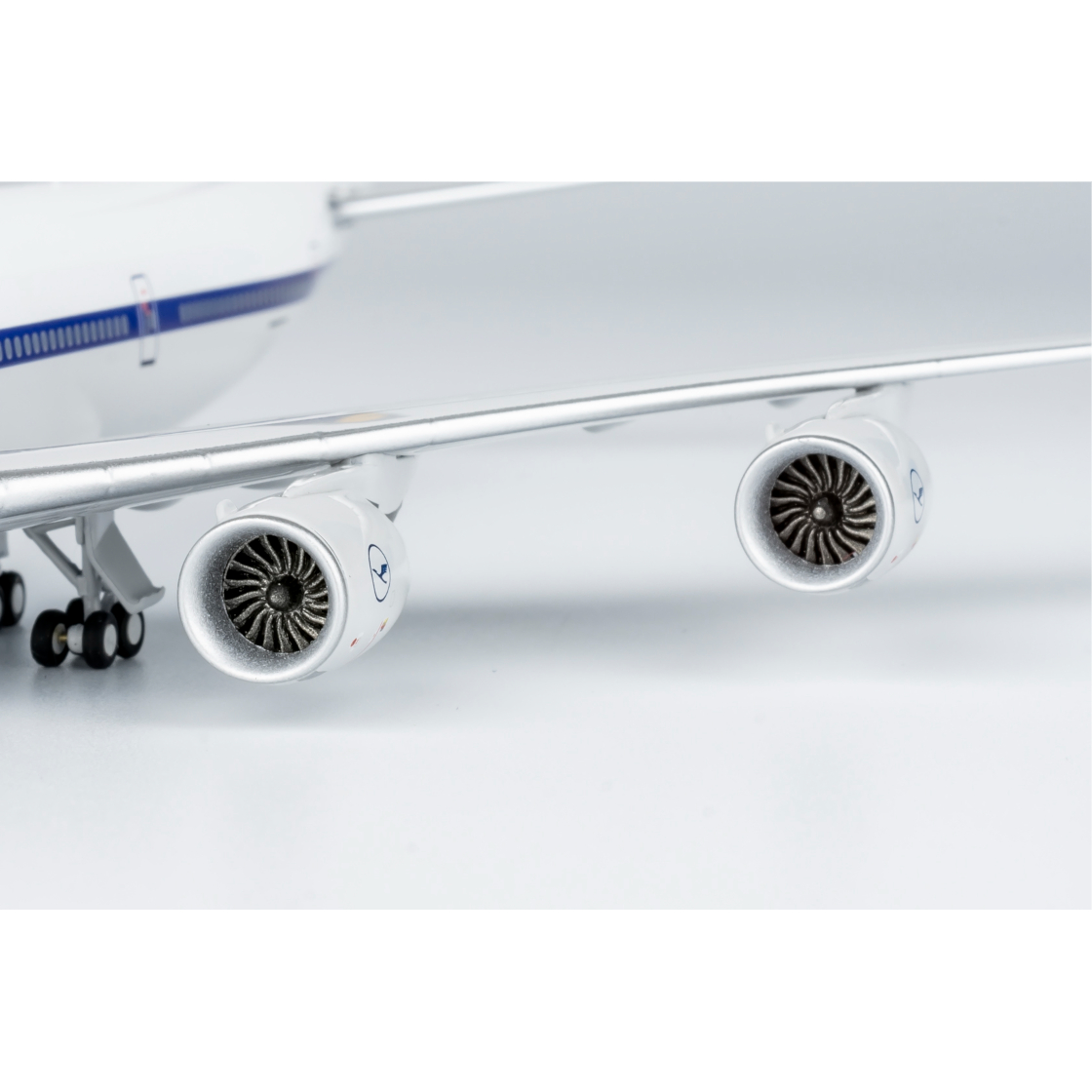1/400 747-8 ルフトハンザドイツ航空 「60周年レトロ特別塗装機 1/400 747-8 ルフトハンザドイツ航空 「60周年レトロ特別塗装機