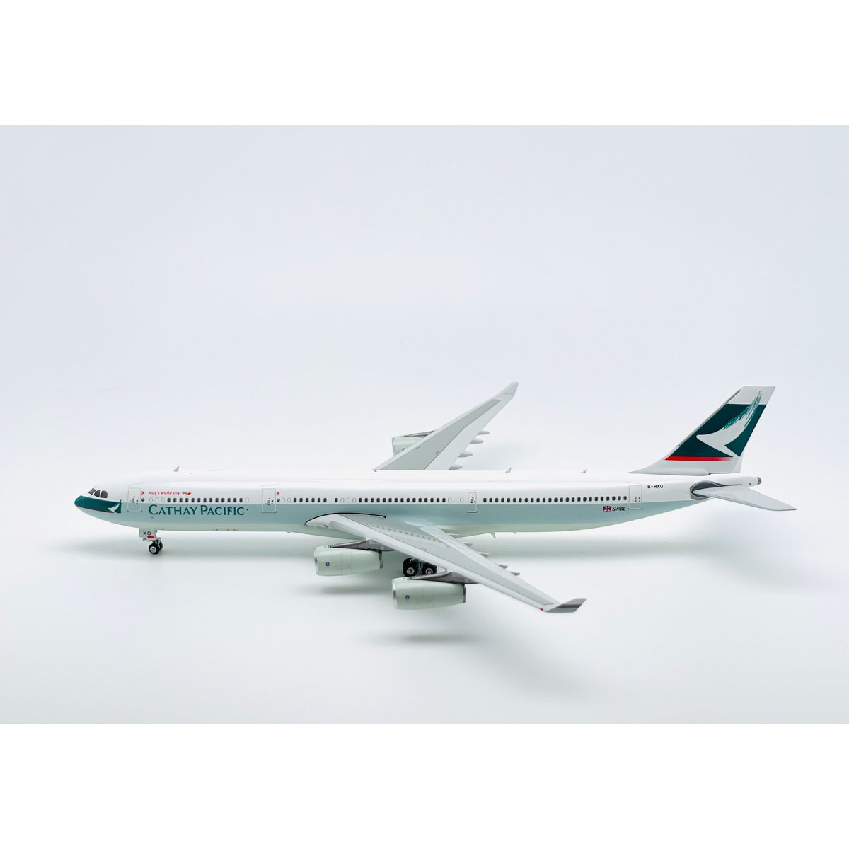 キャセイパシフィック航空 1/200 B777-300ER 公式モデル プラ製外箱に ...