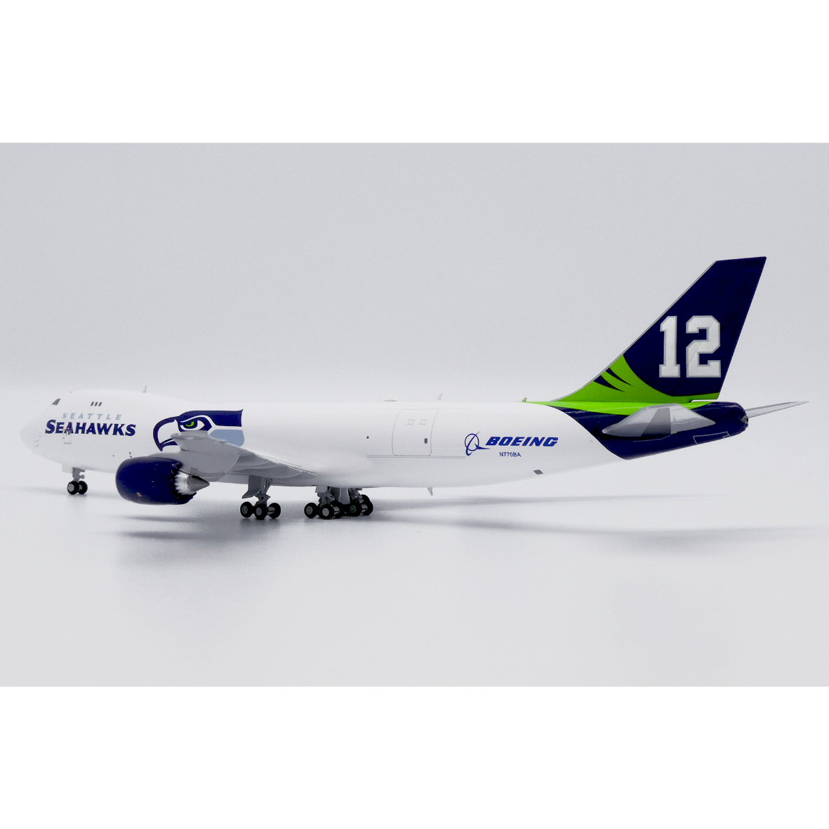 モデルプレーン BOEING 747-8F シアトルシーホークス特別塗装 1/400 747-8F ボーイング社「シアトル・シーホークス特別塗装機
