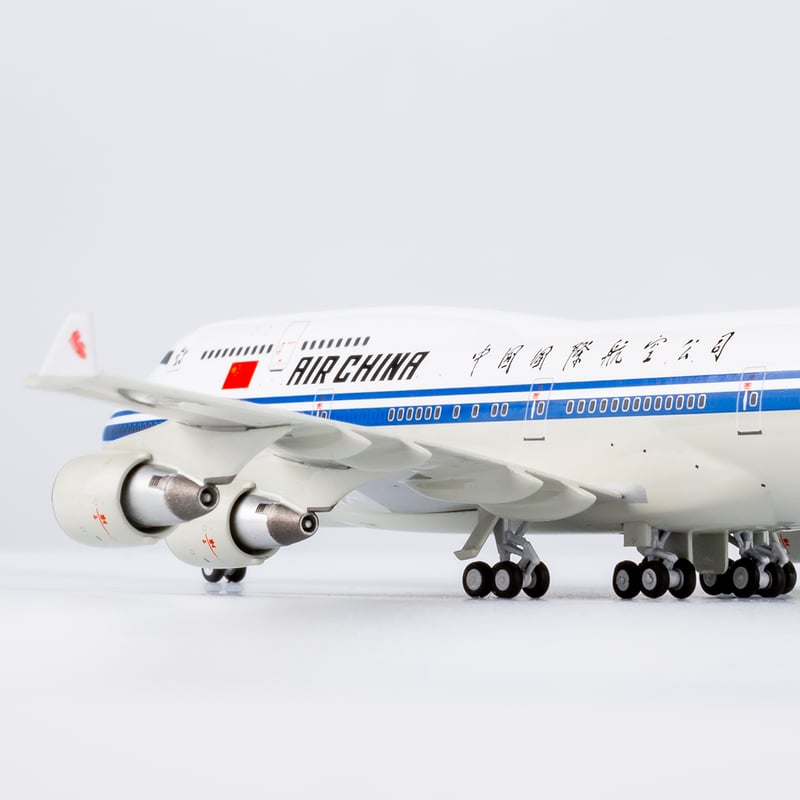 1/400 747-400 中国国際航空 B-2445 プラスチックスタンド付き |