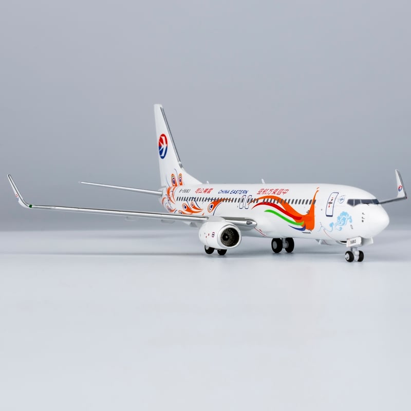 1/400 737-800/w 中国東方航空「雲南 孔雀(オレンジ)特別塗装機2012