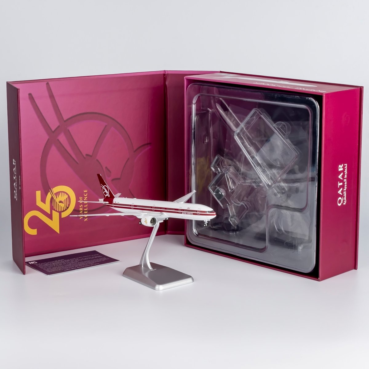 カタール航空　フィギュア　Ｂoeing777-300ER　新品 1/400 777-300ER カタール航空「創立25周年特別塗装機」 A7-BEE