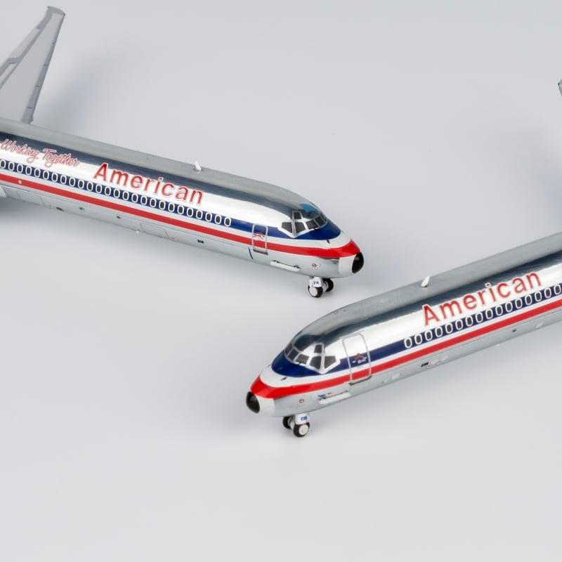 1/400 MD-82 アメリカン航空「black nosecone」 N236AA