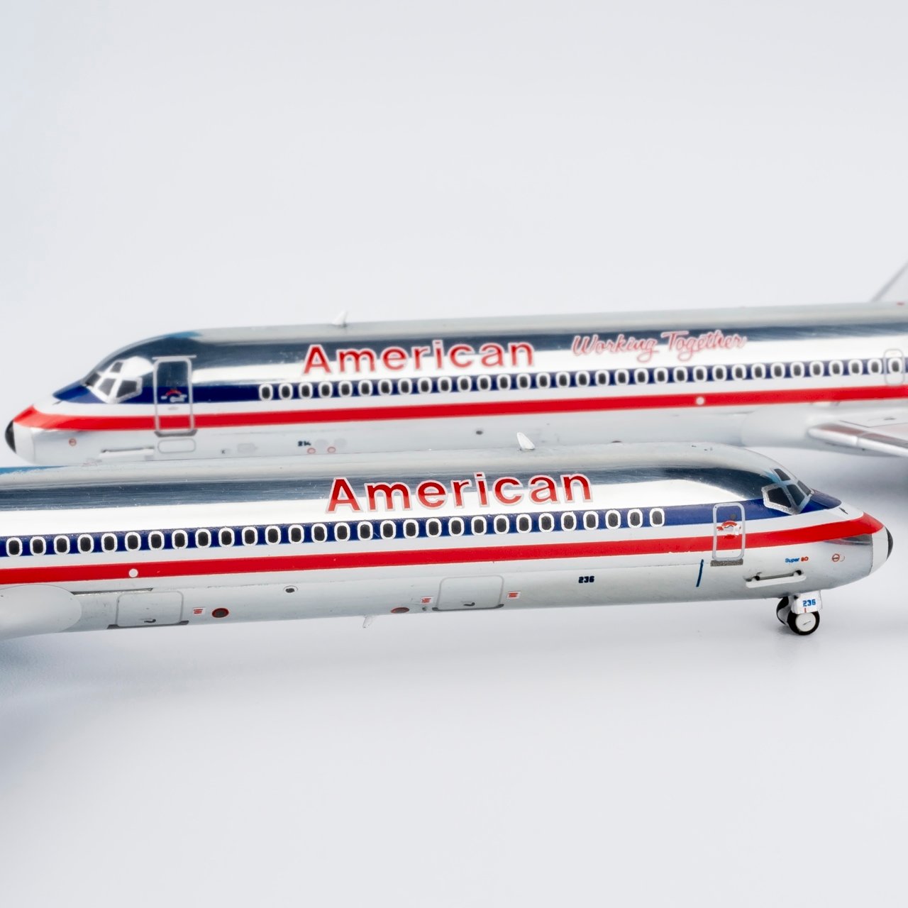 1/400 MD-82 アメリカン航空「black nosecone」 N236AA