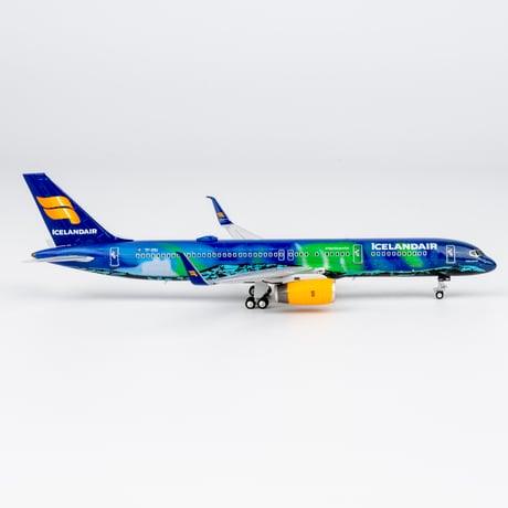 【お取り寄せ商品】(ULTIMATE COLLECTION)1/400  757-200/w  アイスランド航空「Aurora」 TF-FIU  スタンド付き