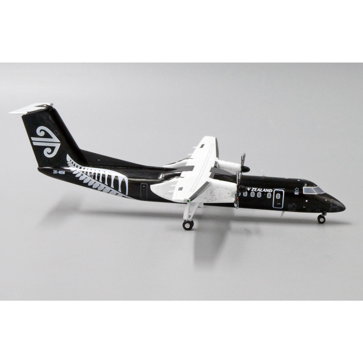 【非売品 美品】 Dash8 Q300 航空機模型 ソリッドモデル お取り寄せ商品】1/200 Dash8-Q300 ニュージーランド航空「All Black