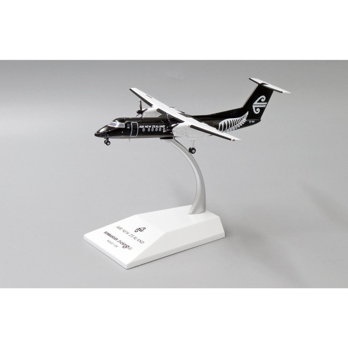 【非売品 美品】 Dash8 Q300 航空機模型 ソリッドモデル お取り寄せ商品】1/200 Dash8-Q300 ニュージーランド航空「All Black