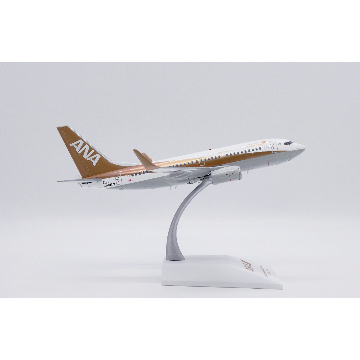 非売品・新商品情報】1/200 737-700 ANA「ゴールドジェット 1