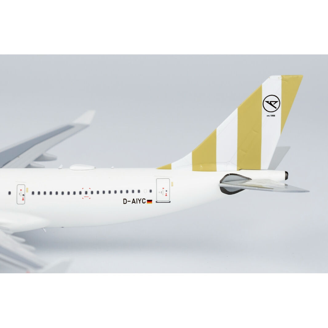 お取り寄せ商品】1/400 A330-200 コンドル航空「ベージュ尾翼 お取り寄せ商品】1/400 A330-200 コンドル航空「ベージュ尾翼