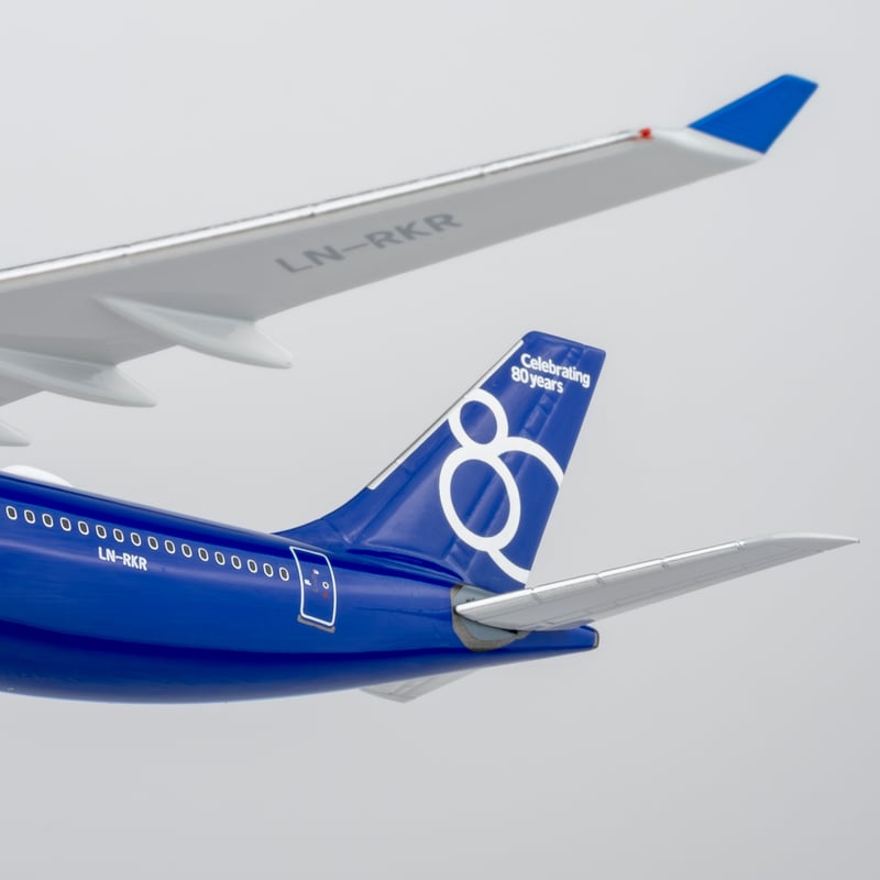 SAS A330-300 LN-RKR 80周年記念塗装 1/400 スタンド付 1/400 A330-300