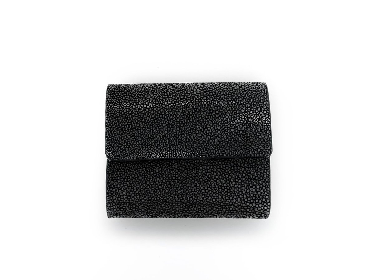 三つ折りコンパクト財布【黒】 | STINGMAN -stingray leather-
