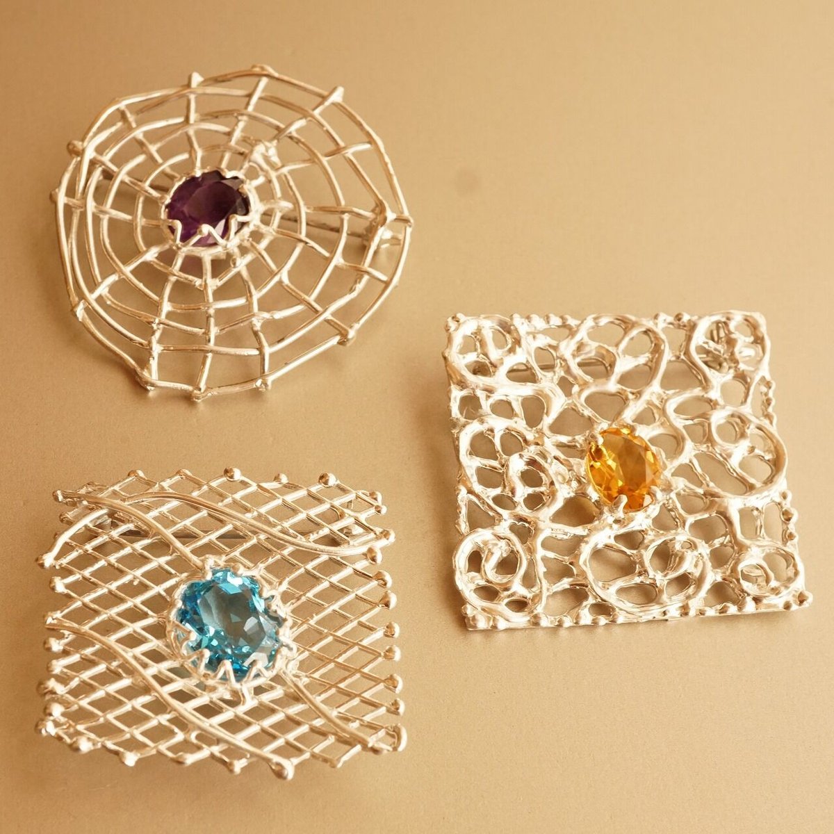 てんてんシルバーブローチ 白い石付き 22a-216.jpg