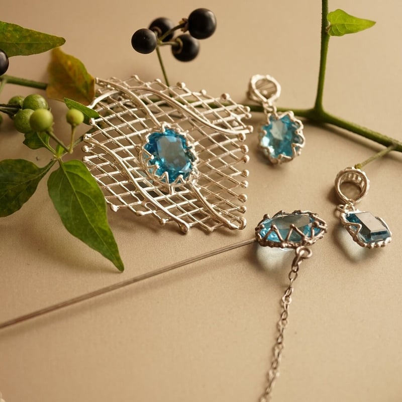 鯉　ブローチ　金属　天然石　K18 鯉 ブローチ 金属 天然石 K18 鯉 ブローチ 金属 天然石 K18