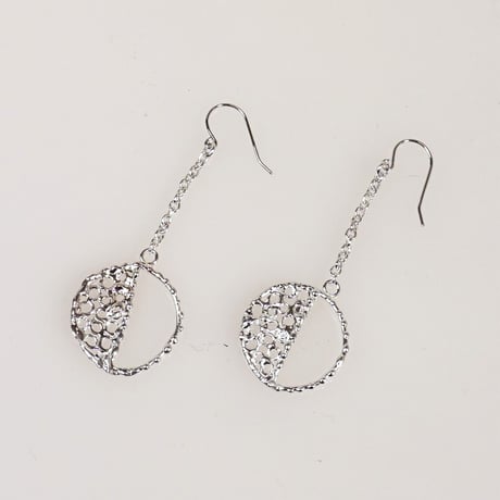 silver 月の満ち欠けのピアス 《ハーフムーン》