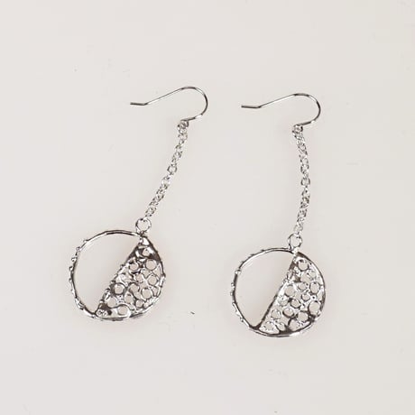 silver 月の満ち欠けのピアス 《ハーフムーン》