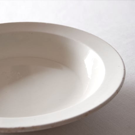 イタリアの肉厚で素朴な生成色の深さのある大きなプレート ITALY／PLATE  IT3