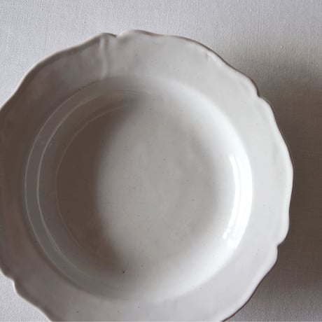南仏白釉の飾らない素朴な深さのある花リムプレート SOUTHERN FRANCE／PLATE  SF76