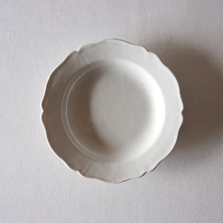 南仏白釉の飾らない素朴な深さのある花リムプレート SOUTHERN FRANCE／PLATE  SF76