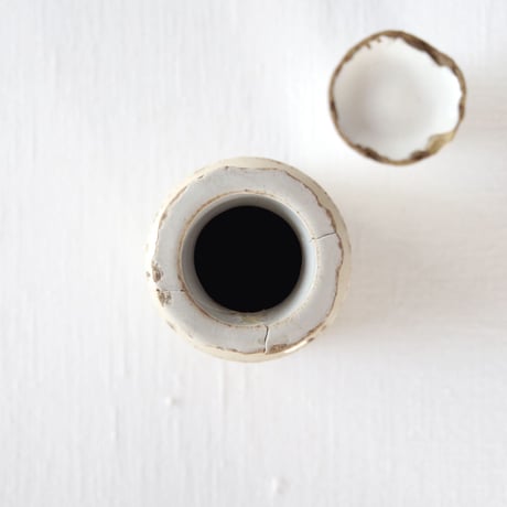 フランスの淡いエクリュの朽ちた薬瓶？／FRANCE／BOTTLE F332
