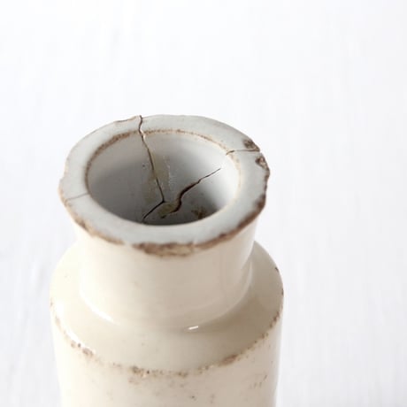 フランスの淡いエクリュの朽ちた薬瓶？／FRANCE／BOTTLE F332