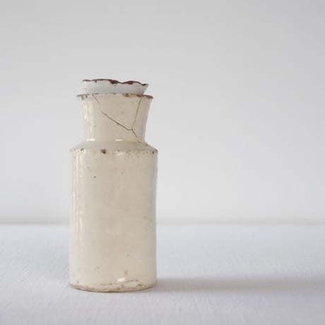 フランスの淡いエクリュの朽ちた薬瓶？／FRANCE／BOTTLE F332