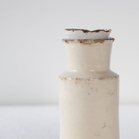 フランスの淡いエクリュの朽ちた薬瓶？／FRANCE／BOTTLE F332