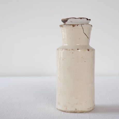フランスの淡いエクリュの朽ちた薬瓶？／FRANCE／BOTTLE F332