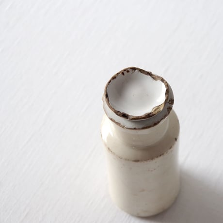 フランスの淡いエクリュの朽ちた薬瓶？／FRANCE／BOTTLE F332