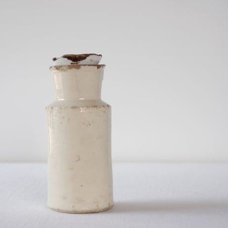 フランスの淡いエクリュの朽ちた薬瓶？／FRANCE／BOTTLE F332