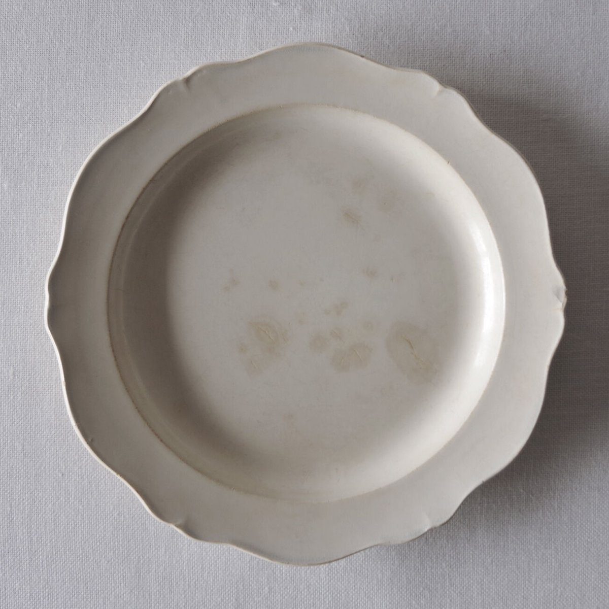 ソーシエール白レリーフ花リムソースボートCreil montereau