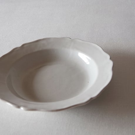 南仏白釉の飾らない素朴な深さのある花リムプレート SOUTHERN FRANCE／PLATE  SF76