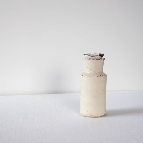 フランスの淡いエクリュの朽ちた薬瓶？／FRANCE／BOTTLE F332
