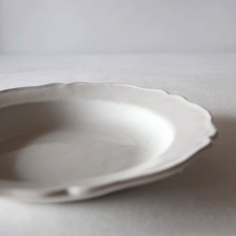 南仏白釉の飾らない素朴な深さのある花リムプレート SOUTHERN FRANCE／PLATE  SF76