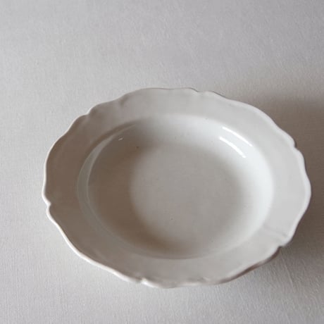 南仏白釉の飾らない素朴な深さのある花リムプレート SOUTHERN FRANCE／PLATE  SF76