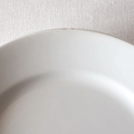 ペクソンヌ／とろんとした釉調の繊細なプレート PEXONNE／PLATE P21