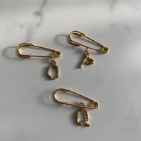 Initial pin brooch (P・Q・R)