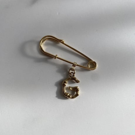 Initial pin brooch (D・E・F・G)