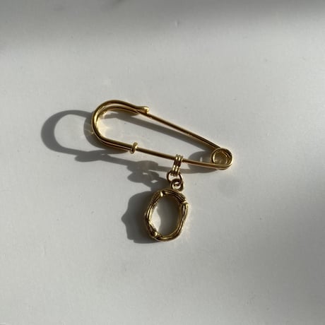 Initial pin brooch (P・Q・R)