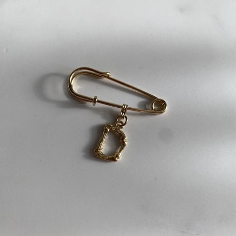 Initial pin brooch (D・E・F・G)