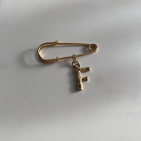 Initial pin brooch (D・E・F・G)