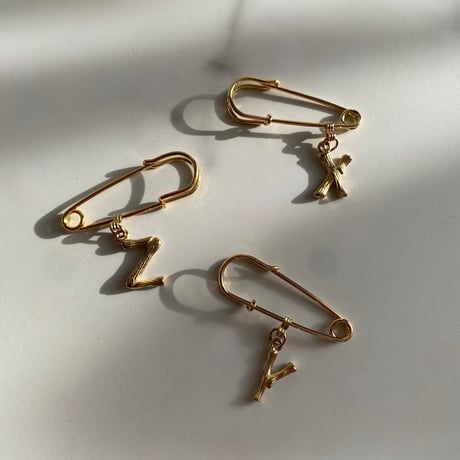 Initial pin brooch (X・Y・Z)