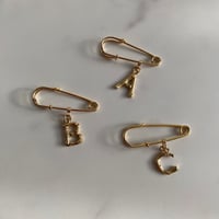 Initial pin brooch (A・B・C)