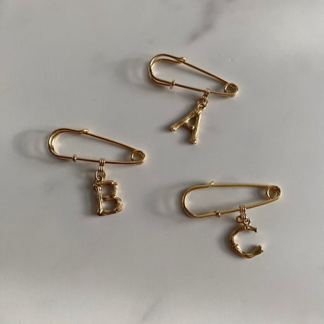 Initial pin brooch (A・B・C)
