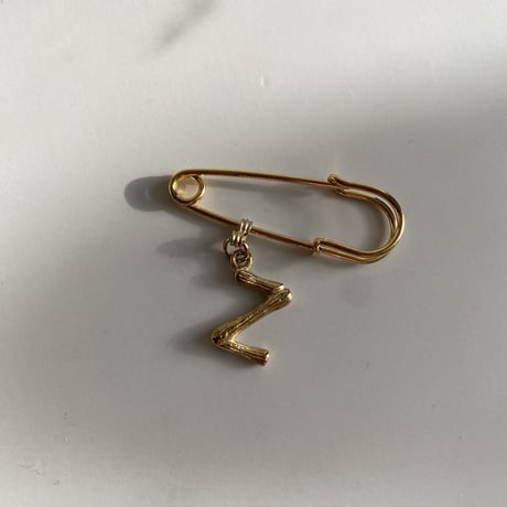 Initial pin brooch (X・Y・Z)