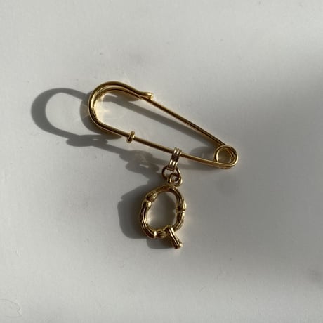 Initial pin brooch (P・Q・R)