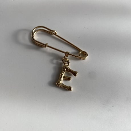 Initial pin brooch (D・E・F・G)