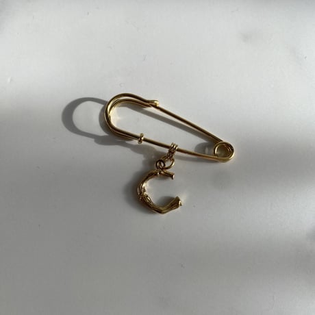 Initial pin brooch (A・B・C)
