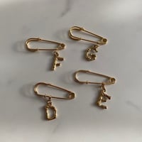 Initial pin brooch (D・E・F・G)